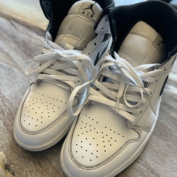 Nike Air Jordans Reverse Pandas Mid 11.5 mens - Picture 6 of 7